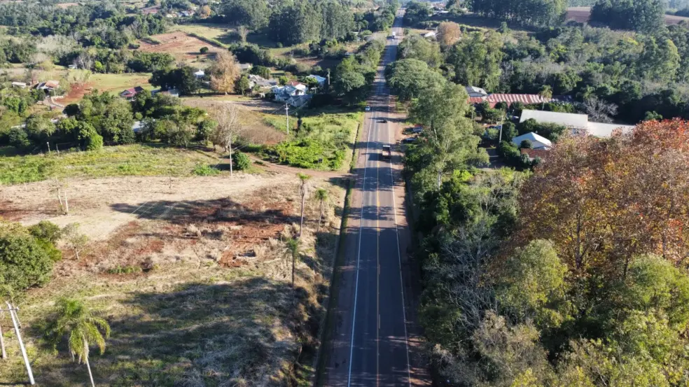 Quilômetro 10, próximo ao trevo de Linha Travessa e Vila Palanque, receberá um pórtico de free flow
(Foto: Renan Zarth/Terra FM)