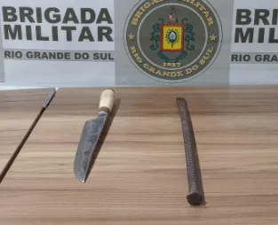 Idoso estava armado com uma faca e uma barra de ferro (Foto: Brigada Militar/Divulgação)
