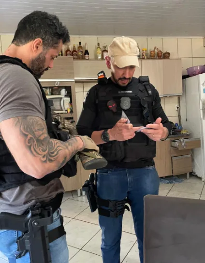 Agentes cumpriram a ordem judicial e apreenderam uma espingarda calibre 12 e munições (Foto: Polícia Civil/Divulgação)