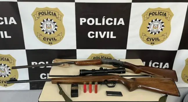 Carabina e espingarda foram apreendidas na casa do suspeito, no interior (Foto: Polícia Civil/Divulgação)