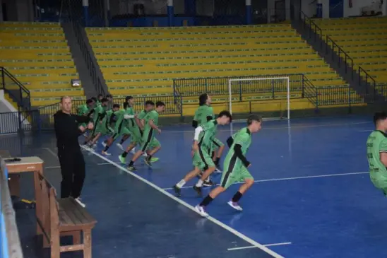 Preparação da equipe foi finalizada na noite de quinta-feira, 12, com os trabalhos na quadra do Poliesportivo. Foto: Roni Müller)