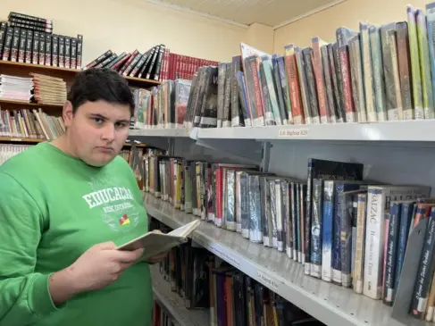 Rafael Arenhardt, 18 anos, é aluno do 9º do Ensino Fundamental da Escola Frida Reckziegel e adora livros (Foto: Débora Kist/Folha do Mate)