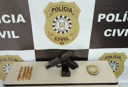 Arma e carregadores foram apreendidos (Foto: Polícia Civil/Divulgação)