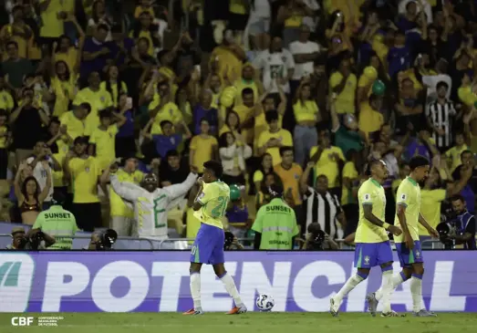 Estevão comemora junta à torcida o primeiro gol do confronto (Foto: Rafael Ribeiro/CBF)