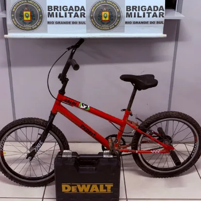 Bicicleta e parafusadeira foram restituídos às vítimas (Foto: Brigada Militar/Divulgação)