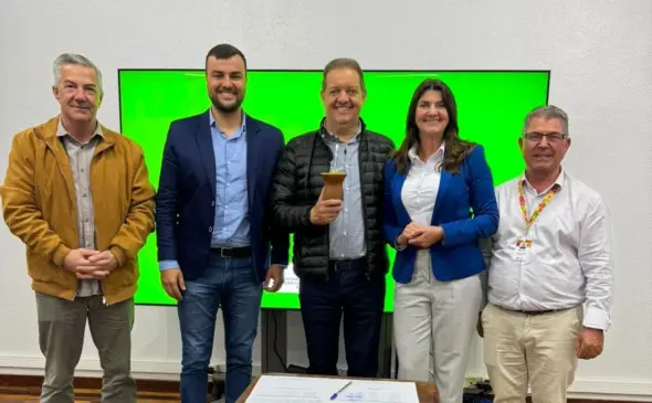 Assessor da Seapi, Ivan Trevisan, secretário municipal de Desenvolvimento Rural, Ricardo Landim, secretário da Seapi, Edivilson Brum, vice-prefeita Izaura Landim, e o coordenador regional da Seapi Dalvo Wink (Foto: AI Prefeitura)