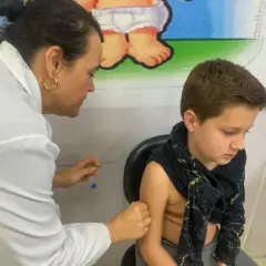 Orientação é para que pais e responsáveis procurem o Centro de Imunizações ou a unidade de saúde mais próxima (Foto: AI Prefeitura)
