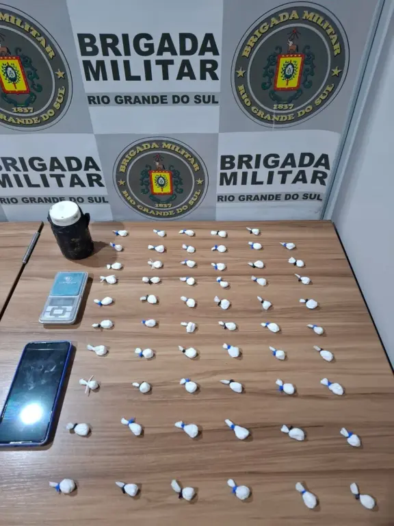 Guarnição encontrou enterrado um pote contendo 59 porções de substância semelhante à cocaína (Foto: Policiais do 23º BPM)