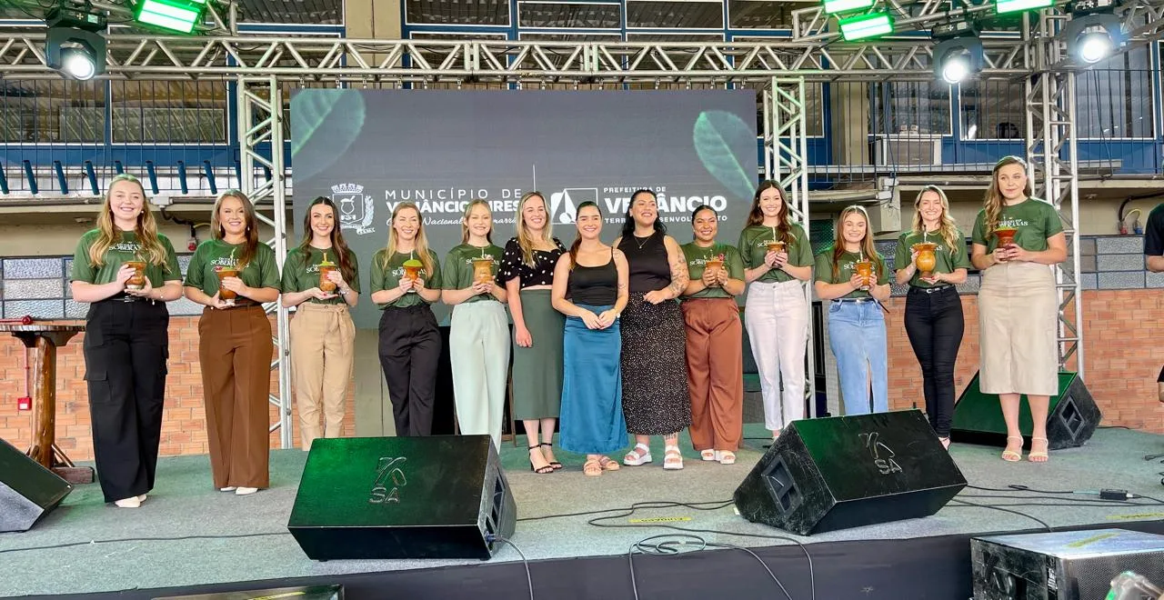 Candidatas à Fenachim 40 anos com a corte da 17ª edição (Foto: Júnior Posselt/Folha do Mate)