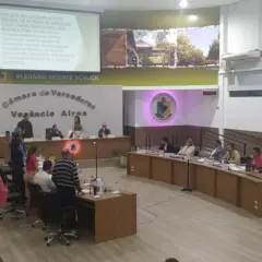 Depois de um empate em 7 a 7, coube ao presidente da Mesa Diretora, Dudu Luft (PDT), anunciar o voto minerva (Foto: Carlos Dickow)