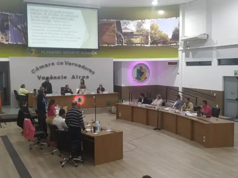 Depois de um empate em 7 a 7, coube ao presidente da Mesa Diretora, Dudu Luft (PDT), anunciar o voto minerva (Foto: Carlos Dickow)