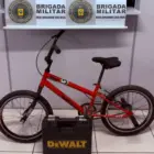 Bicicleta e parafusadeira foram restituídos às vítimas (Foto: Brigada Militar/Divulgação)