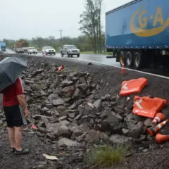 Motociclista saiu da rodovia e caiu em um valo, em um dos desvios construído na RSC-287 (Foto: Alvaro Pegoraro)