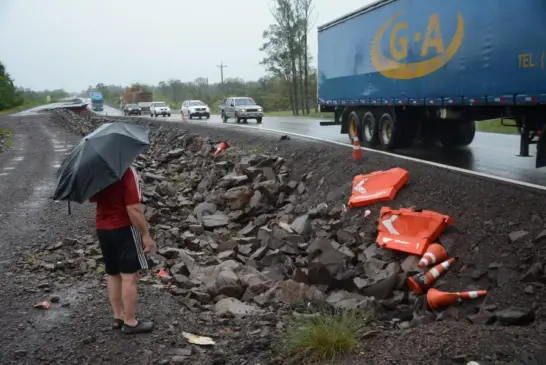 Motociclista saiu da rodovia e caiu em um valo, em um dos desvios construído na RSC-287 (Foto: Alvaro Pegoraro)