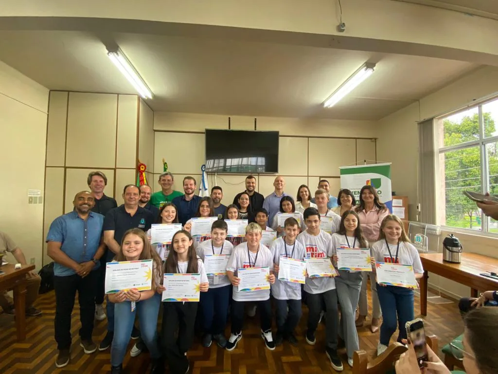 No total, 14 alunos de escolas públicas e particulares participam do projeto deste ano. (Foto: Júlia Brandenburg)