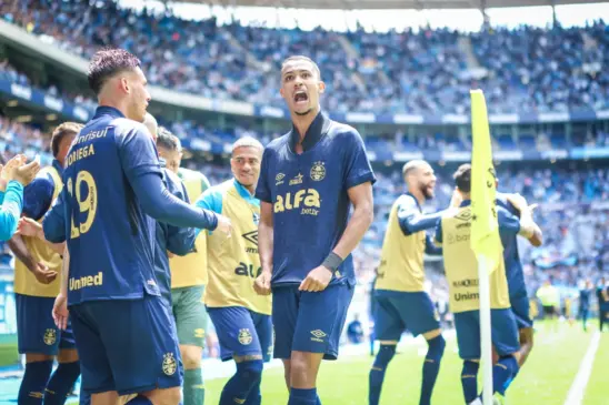 André Henrique comemora o primeiro gol gremista