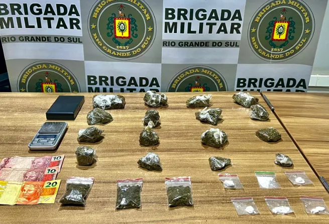 Drogas foram apreendidas com adolescente de 14 anos (Foto: Brigada Militar/Divulgação)