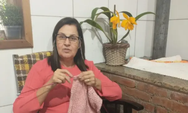 Zilá da Silva Fett, de Linha Taquari Mirim, está na expectativa para a cirurgia de catarata e voltar a fazer tricô ou crochê sem limitações (Foto: Arquivo pessoal)