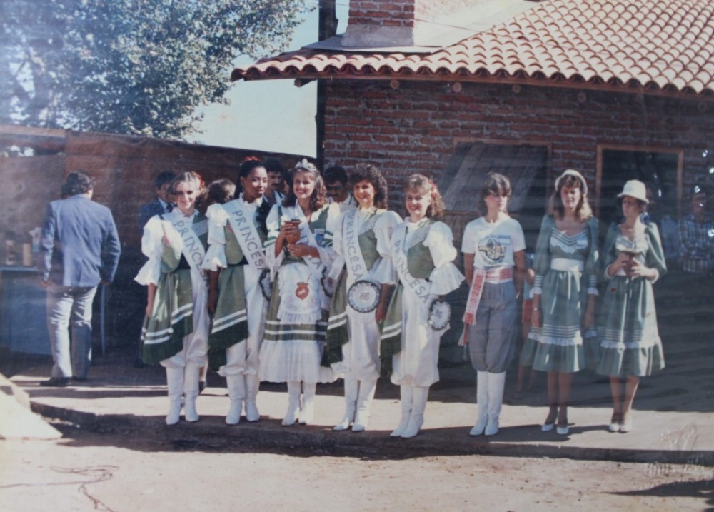Soberanas da 1ª Fenachim com algumas recepcionistas, em frente ao Galpão Morada Velha (Foto: Arquivo/Museu de Venâncio Aires) Soberanas da 1ª Fenachim com algumas recepcionistas, em frente ao Galpão Morada Velha (Foto: Arquivo/Museu de Venâncio Aires)